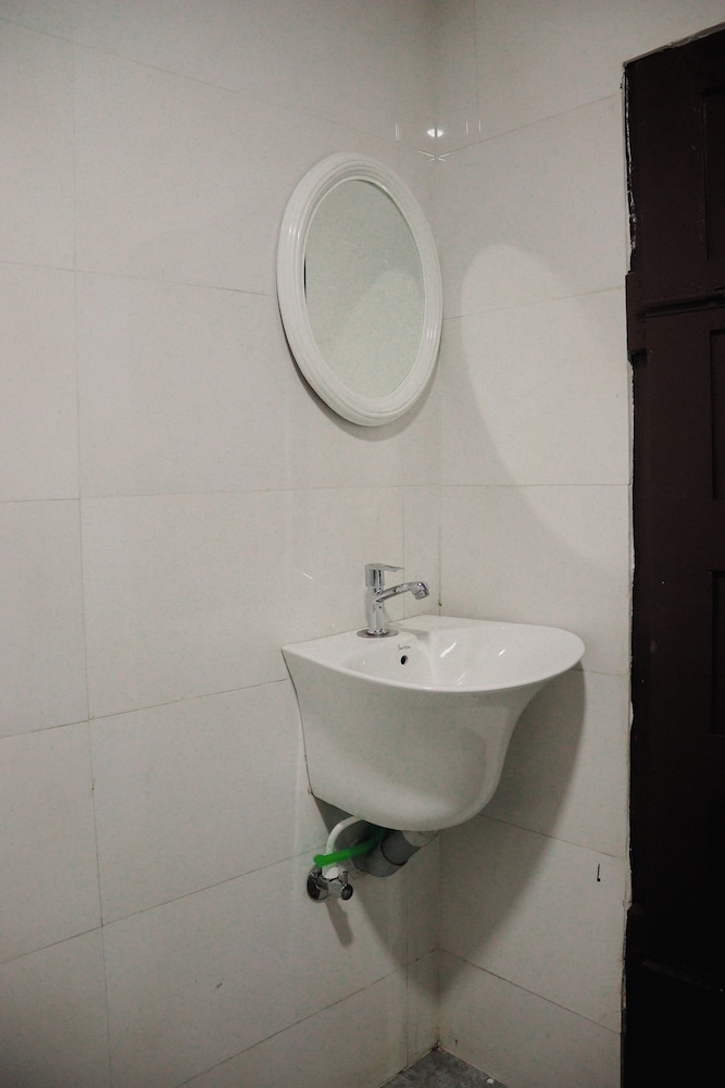 Comfort Room, 1 Queen Bed, Private Bathroom, Garden Area photo 3