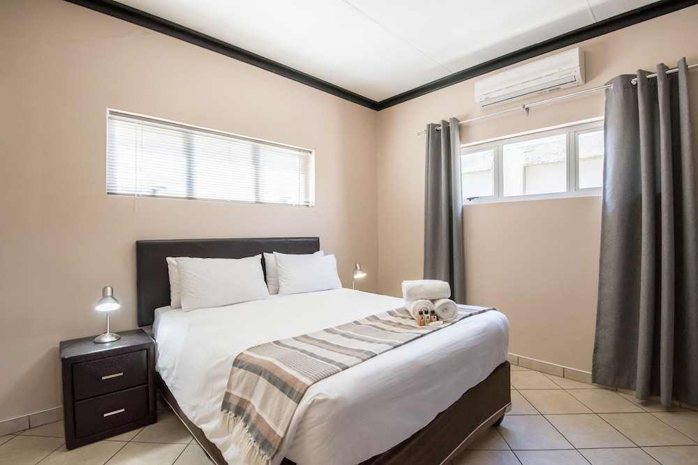 Luxury House, 2 Bedrooms, Kitchen, Garden Area