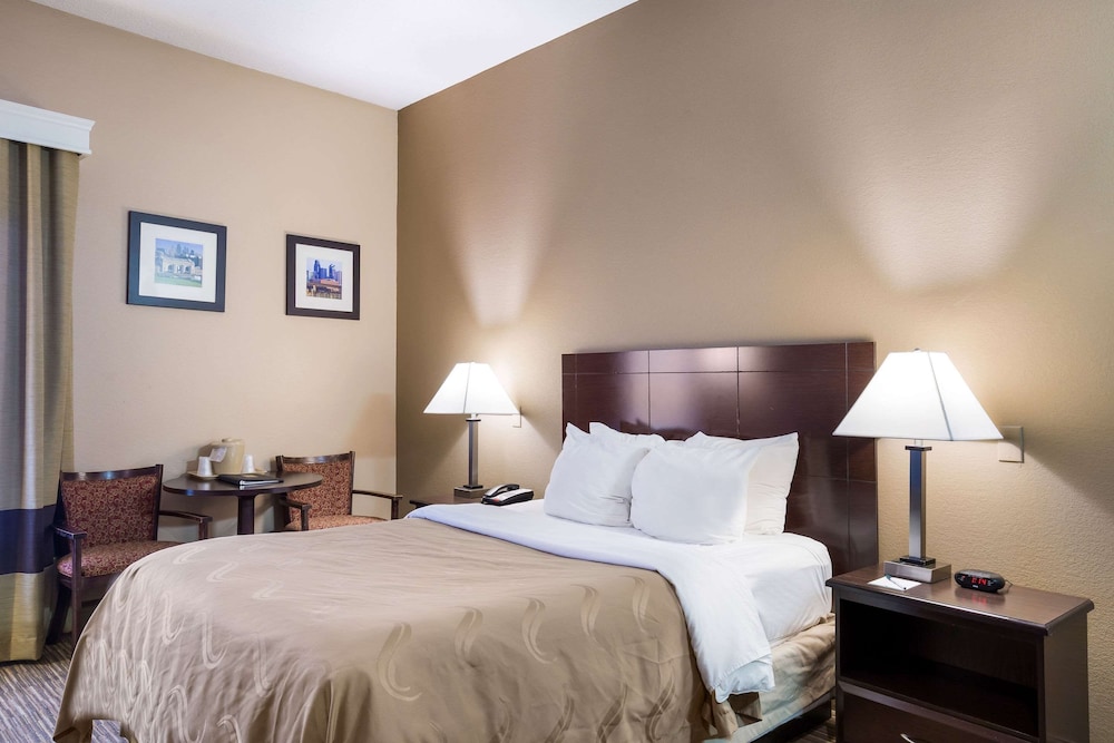 1 Queen Bed, Accessible, Non Smoking - Photo 1