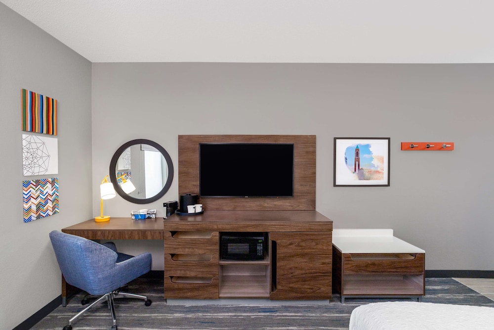 Room, 1 King Bed, Non Smoking (Peloton) - Photo 2