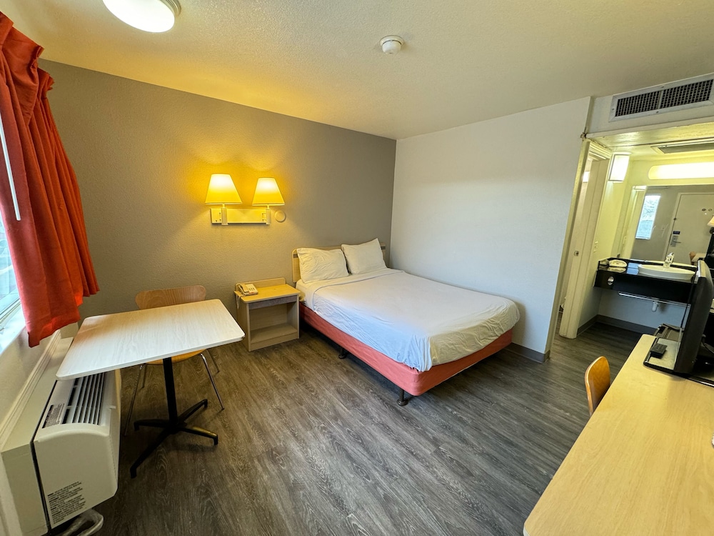 Deluxe Room, 1 Queen Bed, Non Smoking, Refrigerator & Microwave photo 1