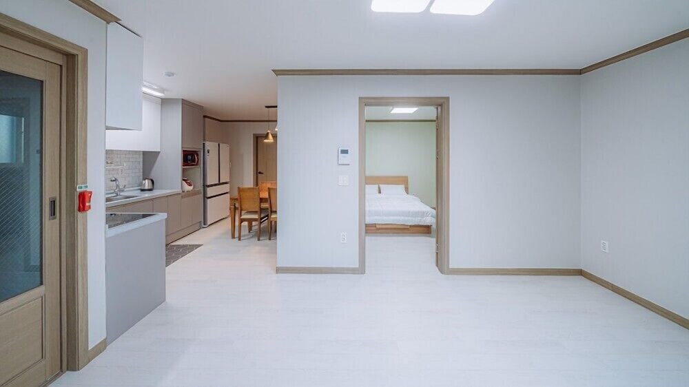 Room (Room 102) - Photo 9