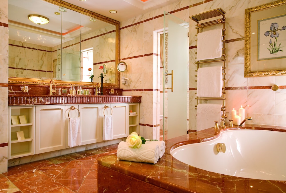 Elegant Nature Deluxe Room with Lake View