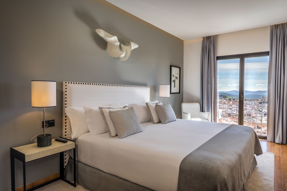 Deluxe Room, Pool View - Photo 3