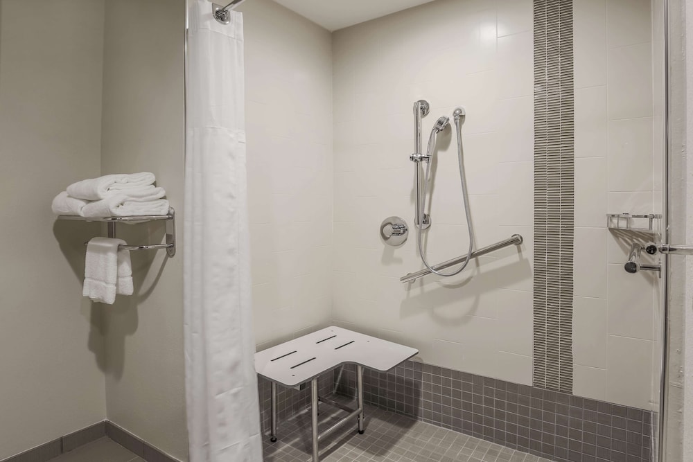 Room, Multiple Beds (High Floor) - Photo 10