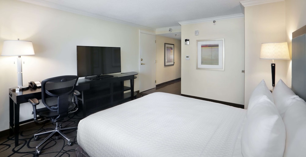 Standard Room, 1 Queen Bed, Accessible (Mobility & Hearing, Roll-in Shower) - Photo 3