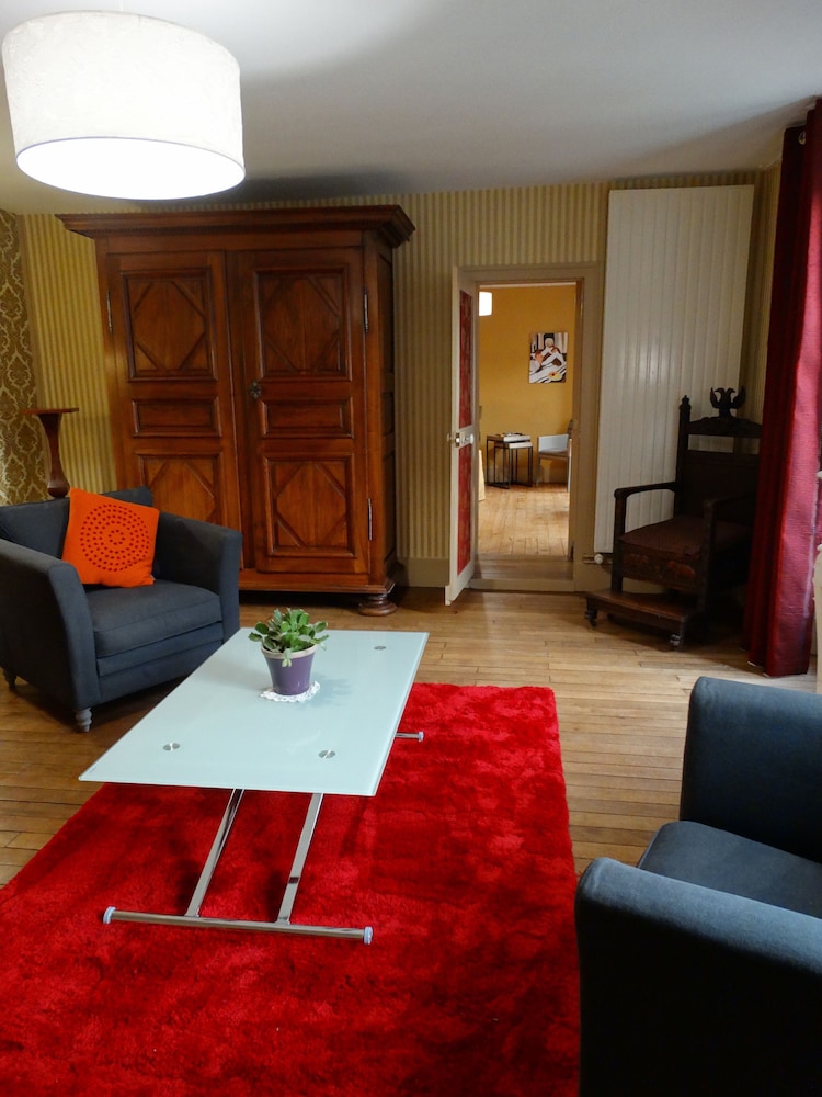 Suite (Mademoiselle Rolande) photo 3