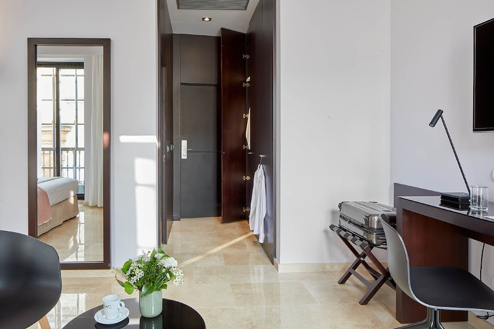 Standard Double Room - Photo 8