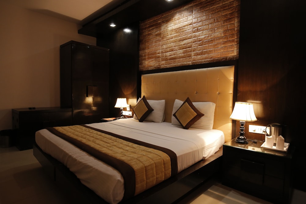Deluxe Room, 1 King Bed - Photo 3