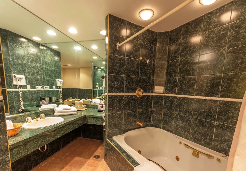 Suite, 1 King Bed, Non Smoking, Jetted Tub - Photo 4