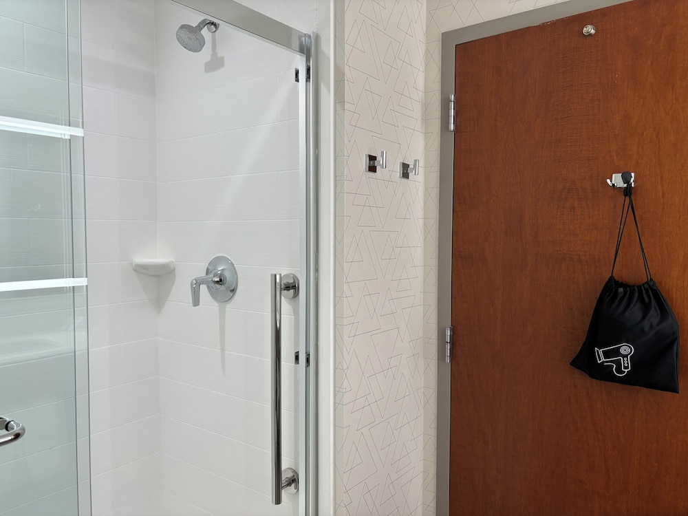 Standard Room, 1 King Bed (with Walk-In Shower) - Photo 8