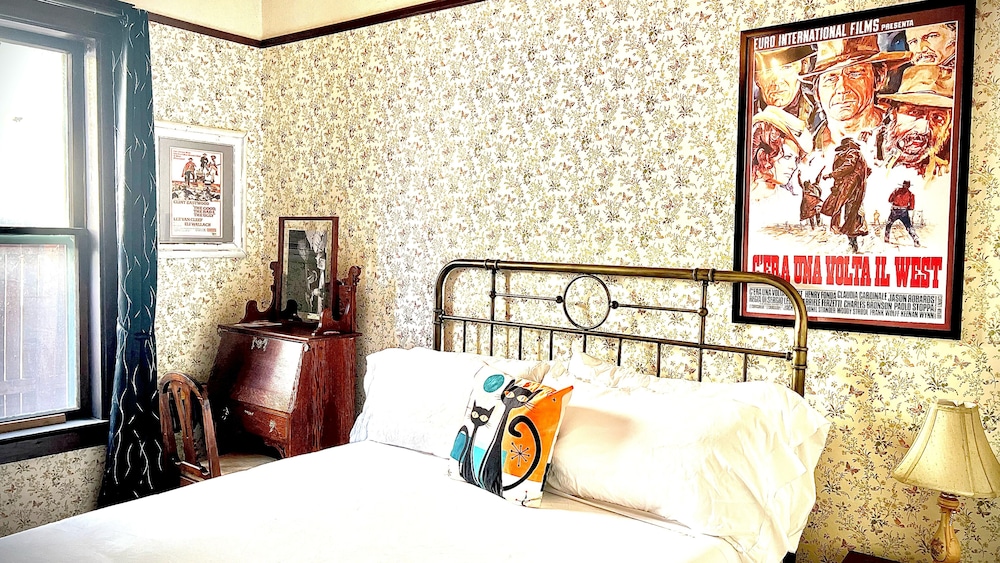 Traditional Single Room, 1 Queen Bed