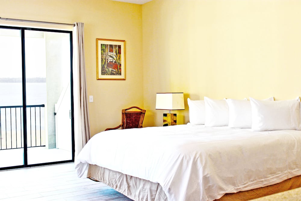 Double Room, Multiple Beds, Lake View (Nonsmoking) photo 3