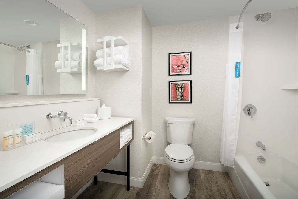 Standard Room, 2 Queen Beds, Refrigerator & Microwave - Photo 4