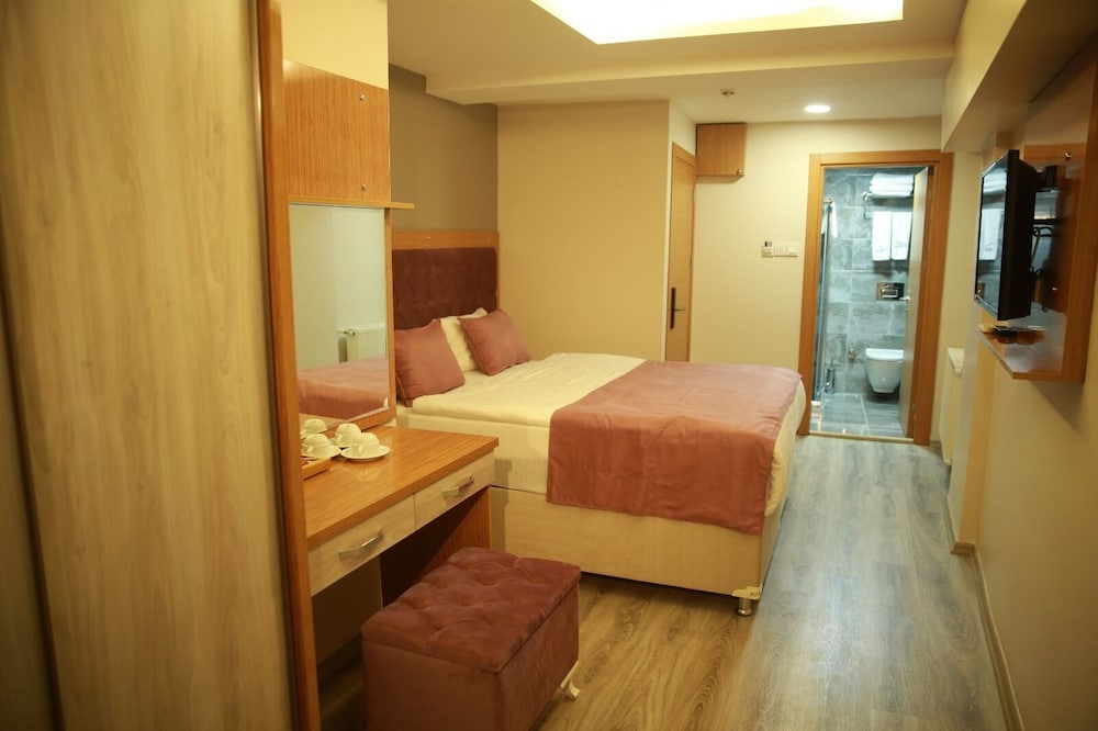 Economy Triple Room photo 1