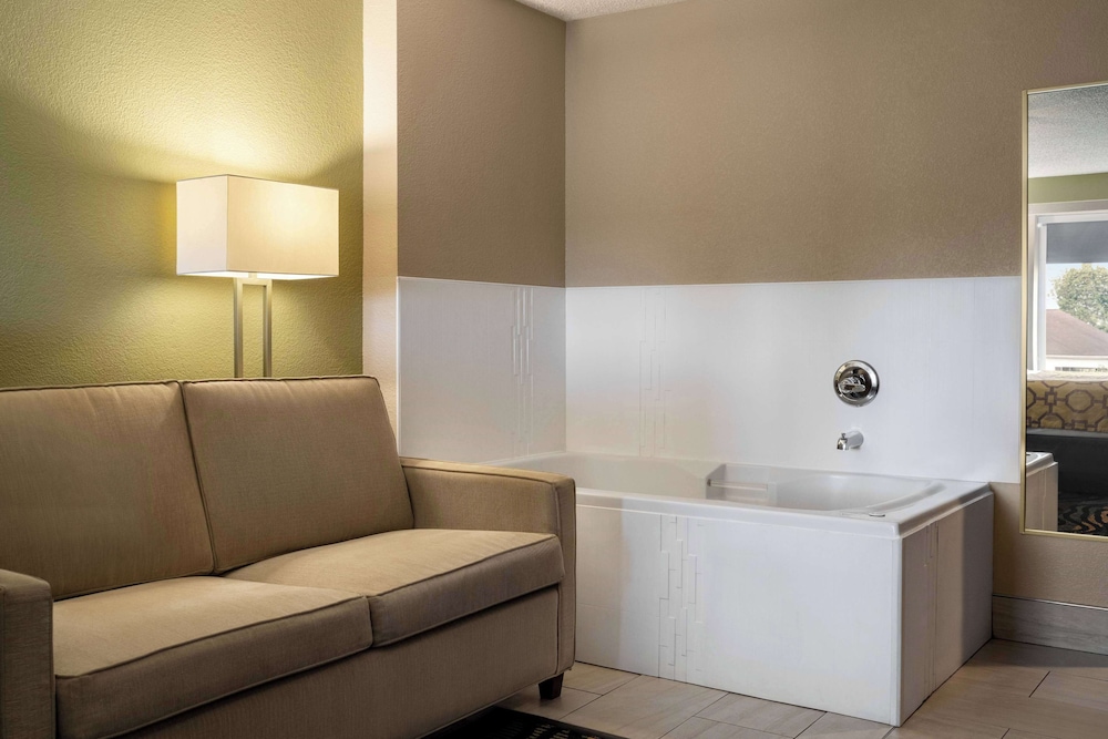 Suite, 1 King Bed with Sofa bed, Non Smoking, Hot Tub - Photo 3