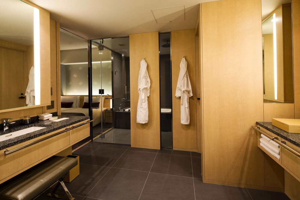 Executive Suite King with Extra Bed, Non Smoking (Breakfast & Club Lounge Access Included)
