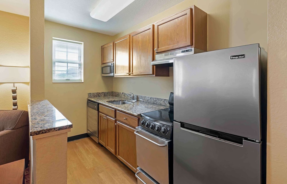 Deluxe Studio, 1 Queen Bed, Non Smoking, Refrigerator & Microwave - Photo 4