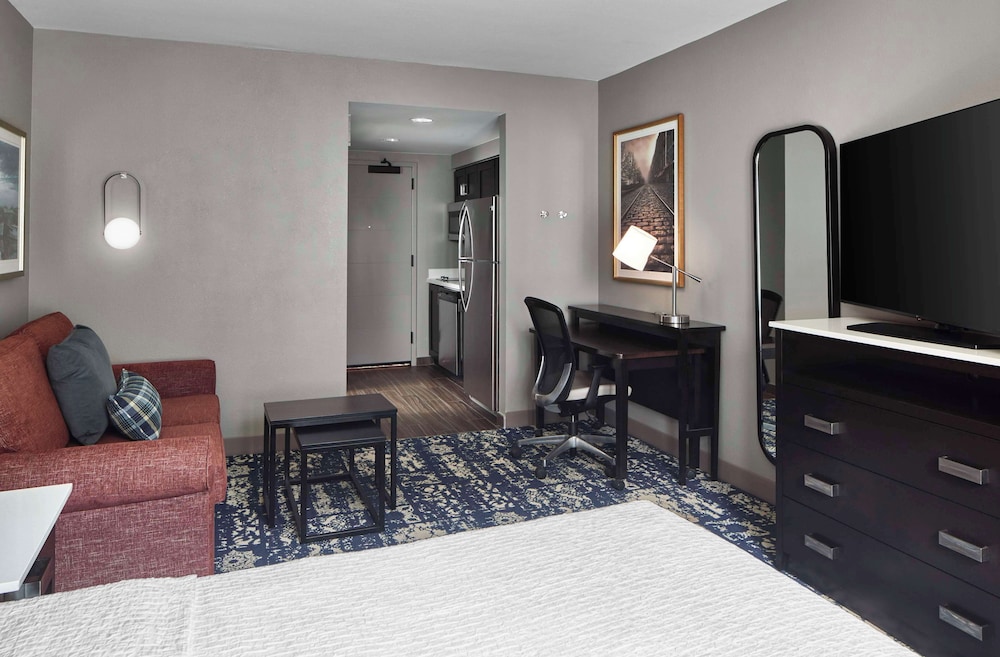 Suite, 1 Queen Bed, Accessible, City View (Hearing)