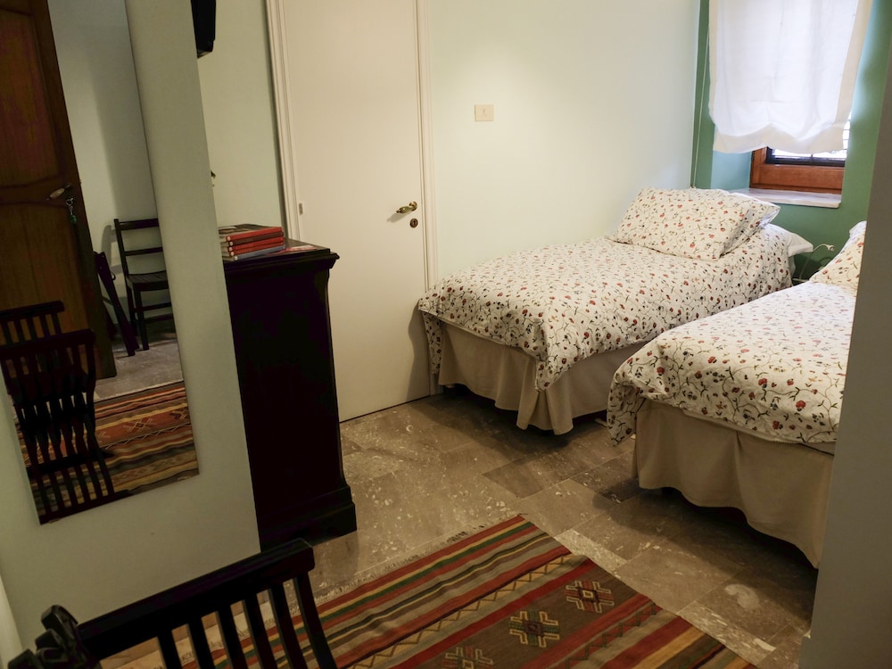 Twin Room, Kitchenette