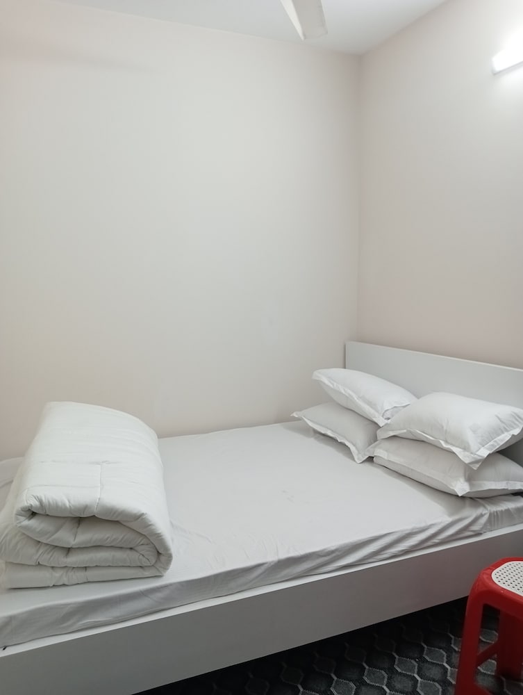 Basic Double Room, 1 Double Bed, Non Smoking, City View photo 3