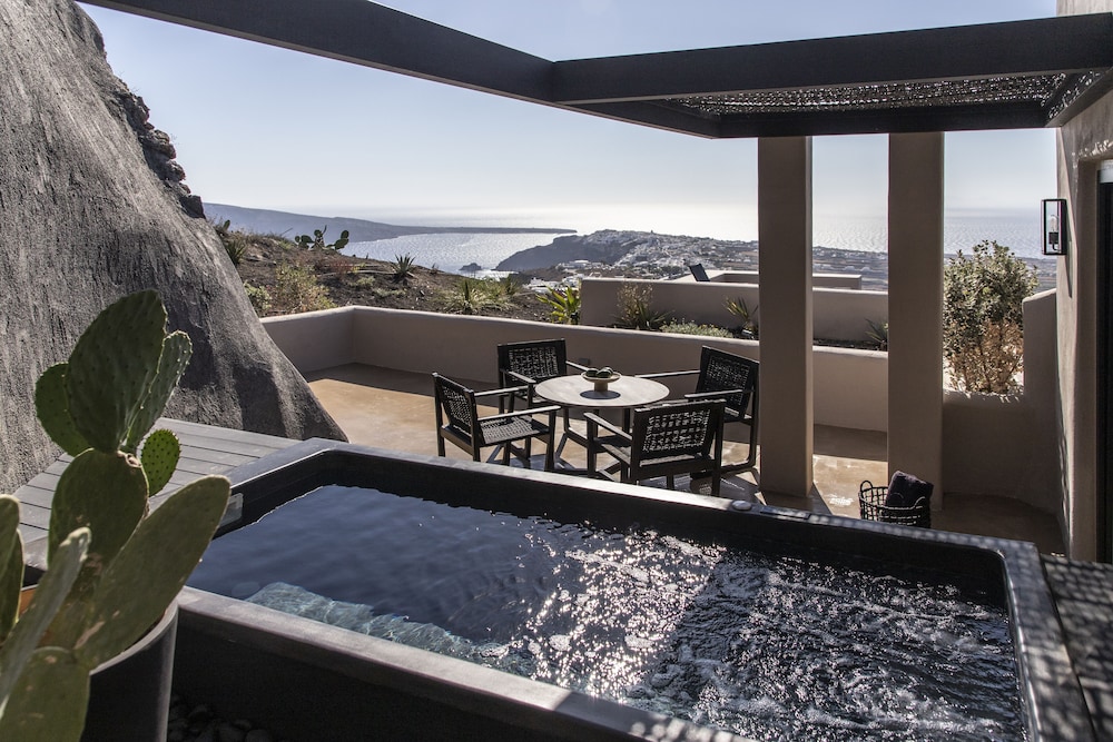 Secret Suite with Infinity Hot tub - Photo 9