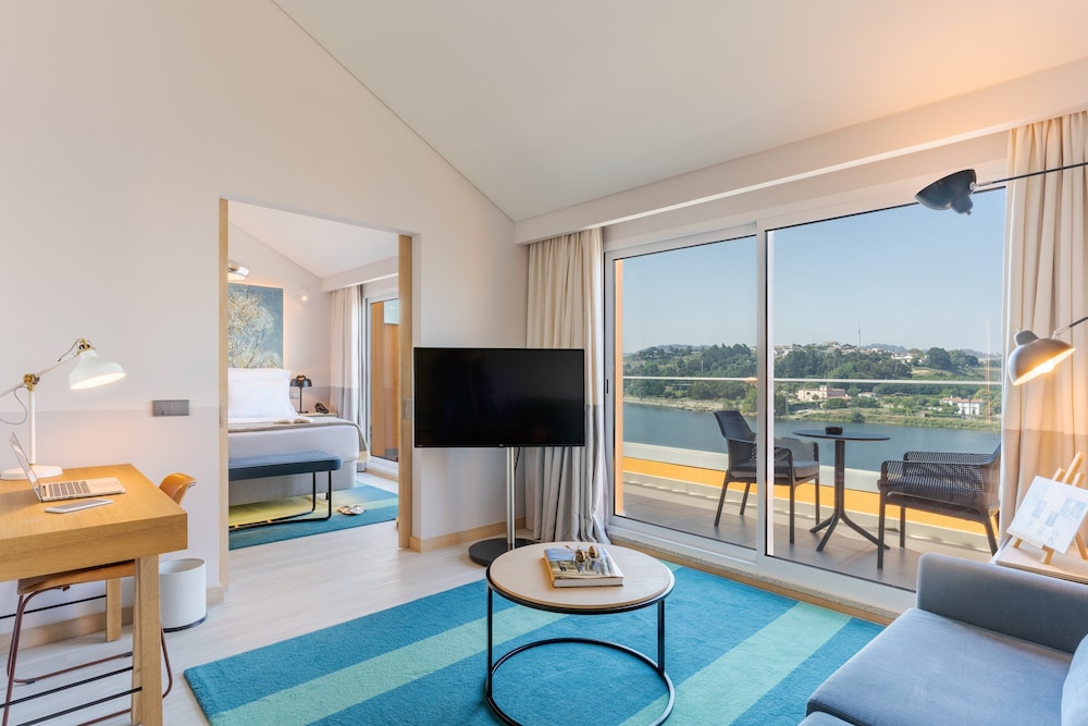 Suite, River View - Photo 9