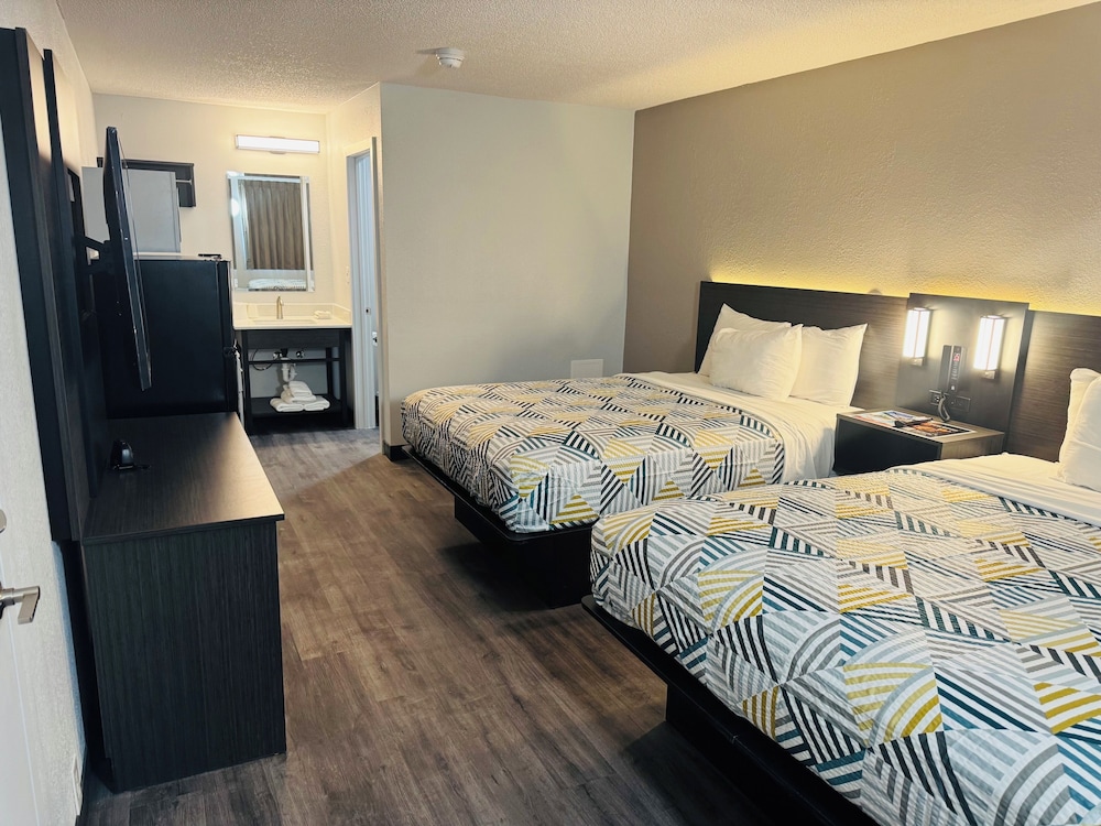 Standard Room, 2 Queen Beds, Non Smoking - Photo 7