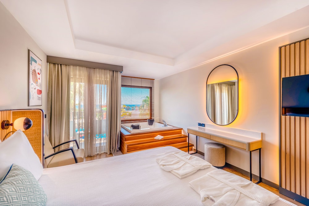 Comfort Standard Jacuzzi Room, +13