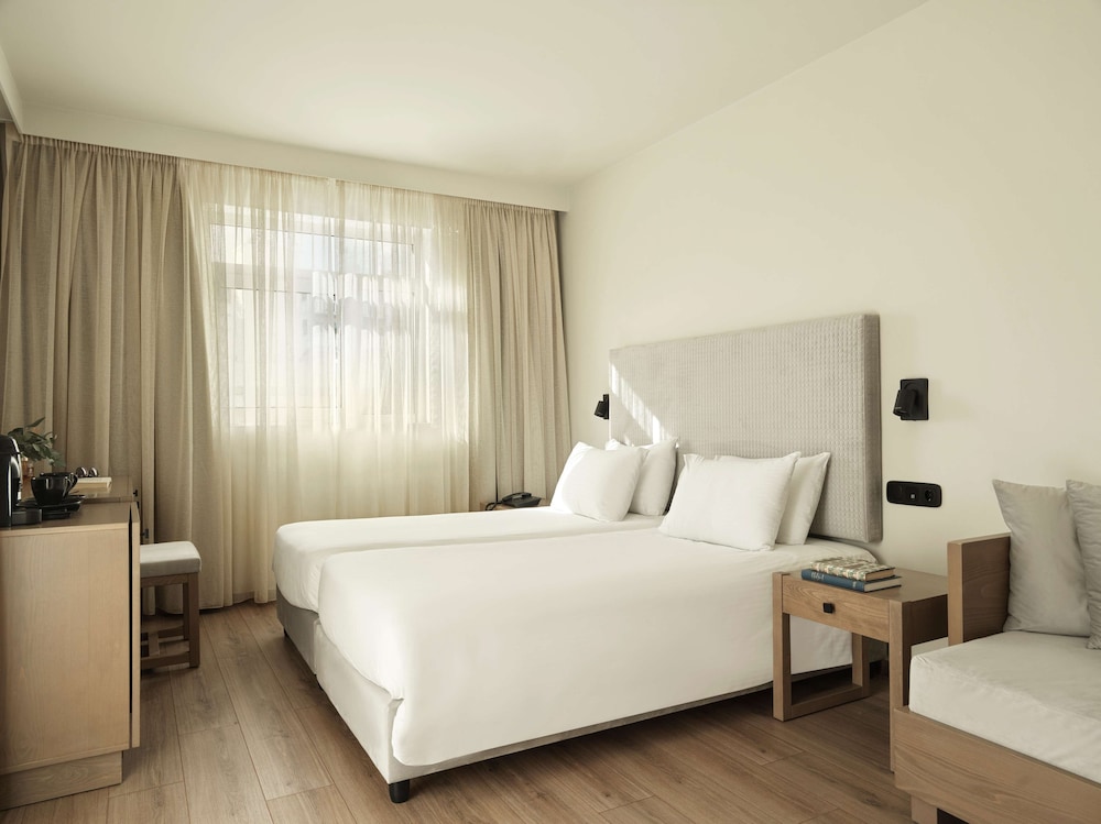 Deluxe Room, 1 Bedroom, Balcony - Photo 2