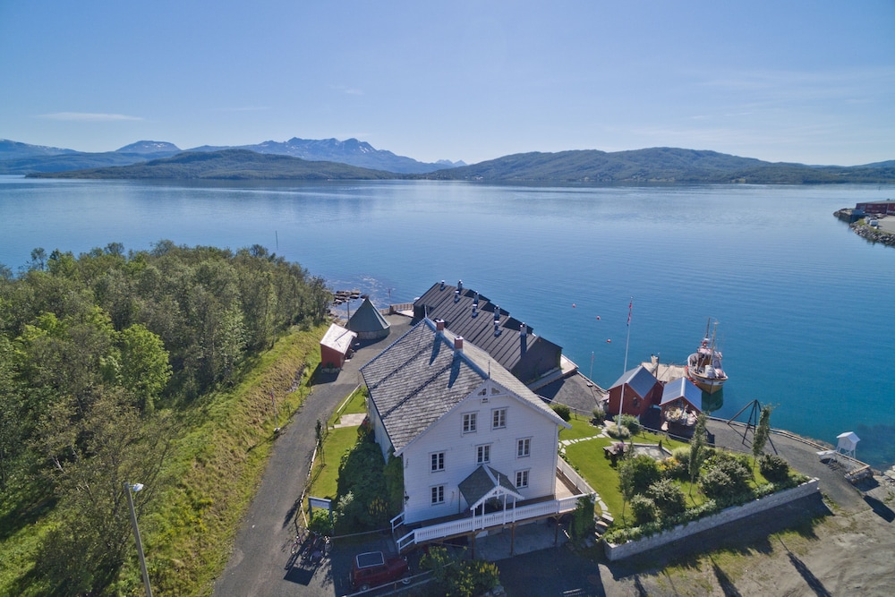 Deluxe Quadruple Room, 2 Bedrooms, Balcony, Ocean View photo 2
