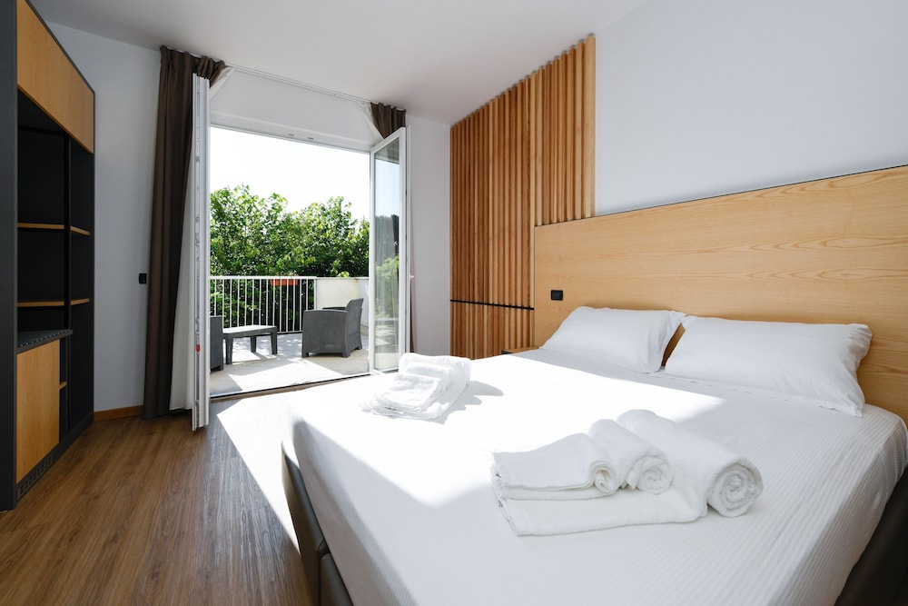 Family Suite, Multiple Beds, Non Smoking, Kitchenette - Photo 5
