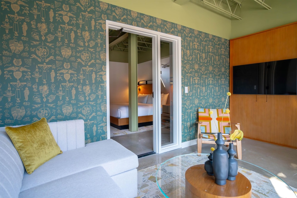 Suite, 1 King Bed - Photo 4
