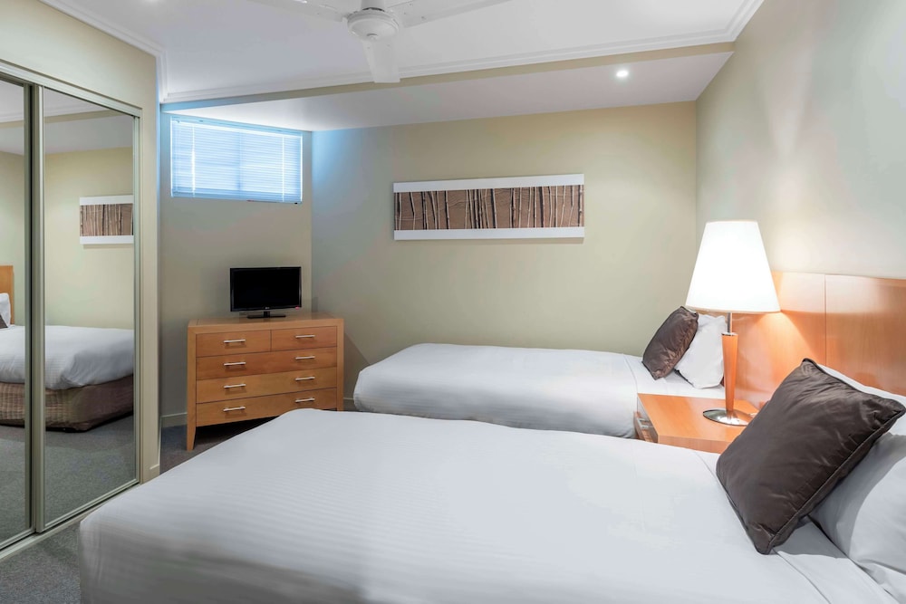 Apartment, 3 Bedrooms, Pool View - Photo 11