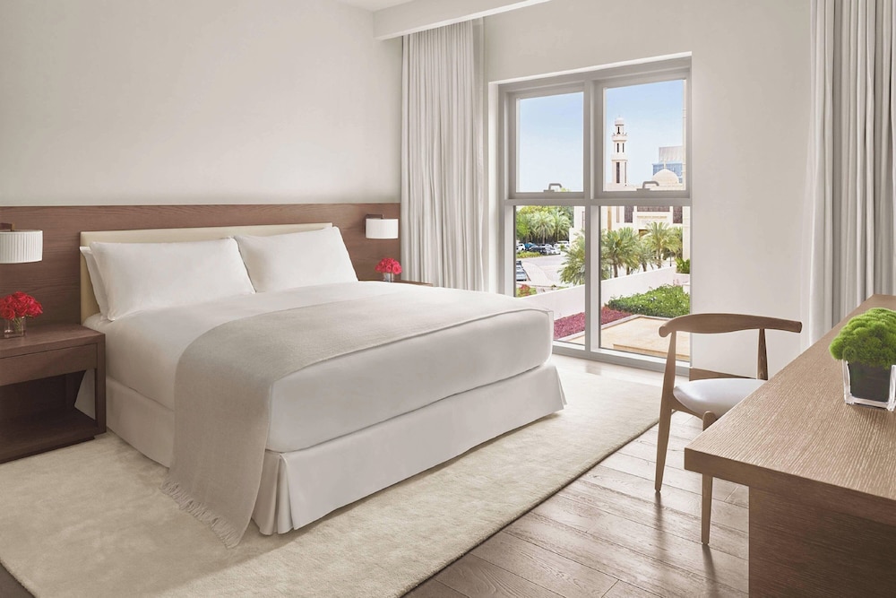 Premier Room, 1 King Bed, Balcony, Marina View — photo 3