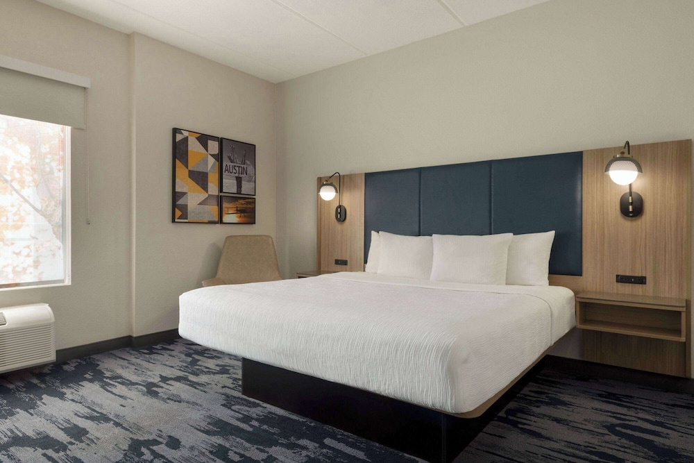 Room, 1 King Bed, Accessible, Non Smoking (Bathtub with Grab Bars) - Photo 4