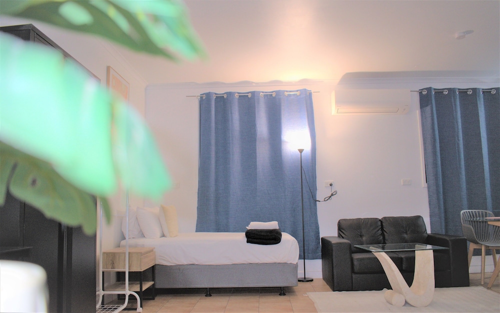 Granny Flat with Kitchen & Laundry Facilities photo 2