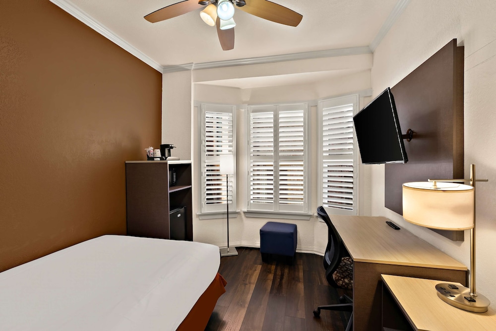 Standard Room, 1 Double Bed, Non Smoking, Refrigerator & Microwave - Photo 2
