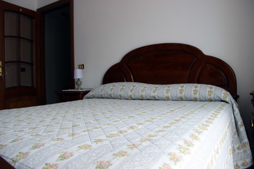 Double Room, 1 Queen Bed, Shared Bathroom photo 1