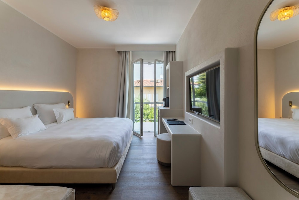 Deluxe Room, Balcony, Partial Lake View photo 1