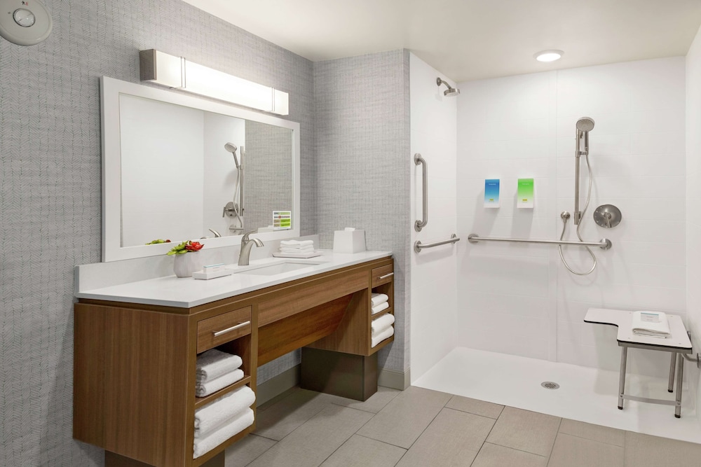 Suite, 1 King Bed, Accessible (Roll-In Shower)