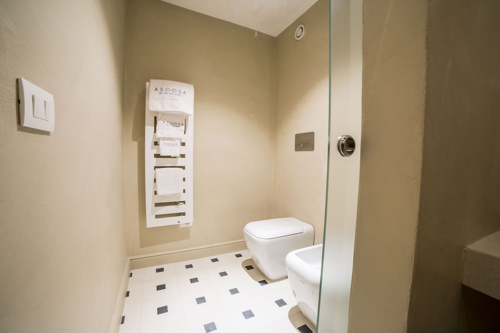Junior Suite, 1 King Bed, Private Bathroom, Courtyard View photo 3