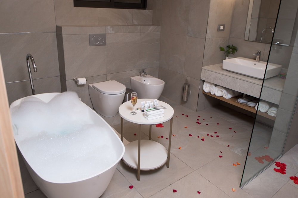 Suite - Photo 3