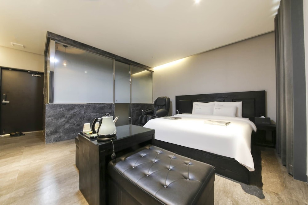Massage Room - Photo 12