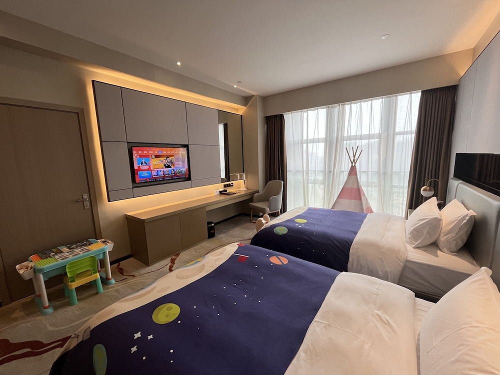 Family twin bed room photo 2