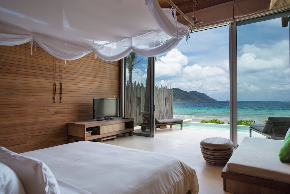Beachfront Deluxe Pool Villa - Photo 2