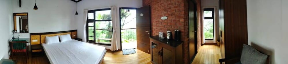 Deluxe Double Room, Balcony, Hill View