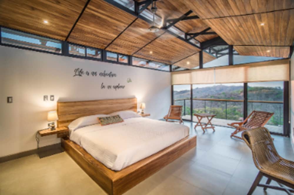 Exclusive Studio Suite, 1 King Bed, Ocean View