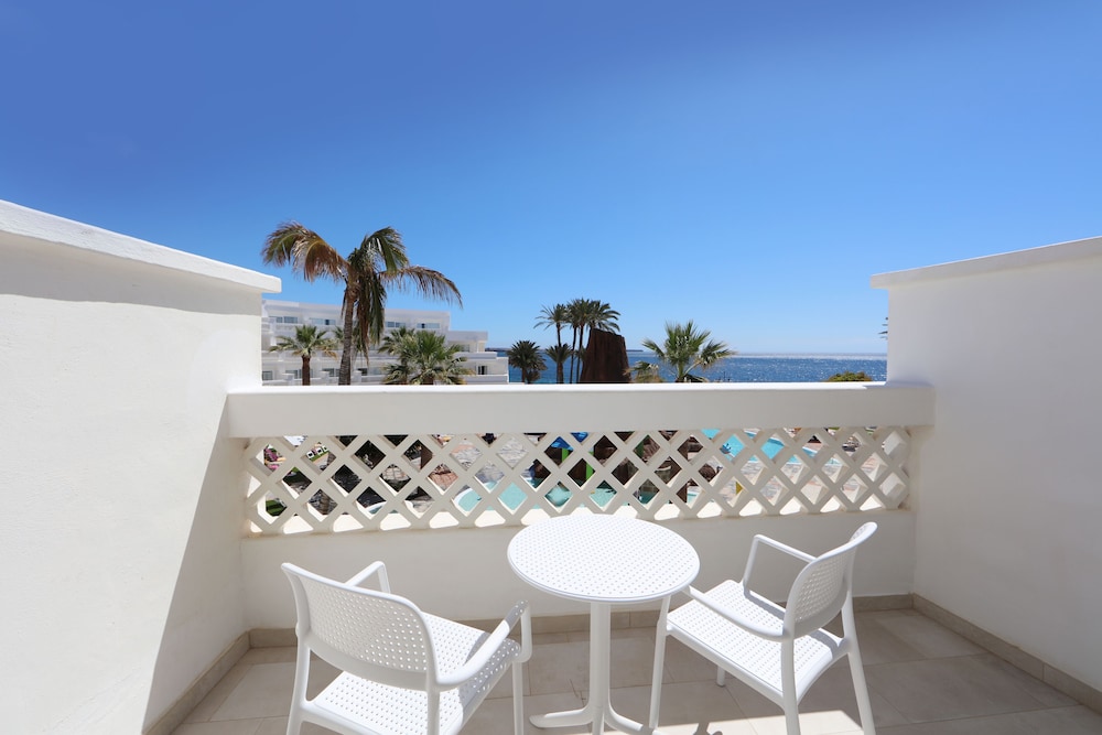 Family Room, Partial Sea View thumbnail 6