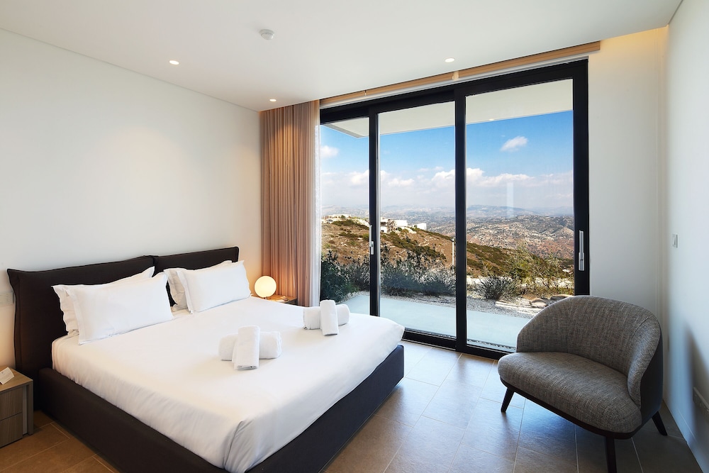 Ridge Villa photo 1
